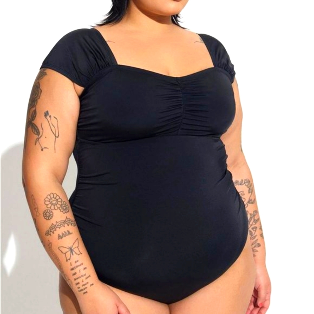 ❤️NWT TORRID WIRELESS RUCHED SWIMSUIT - CAP SLEEVES - TUMMY CONTROL PLUS